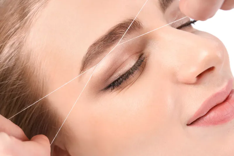 Épilation des sourcils au fil
