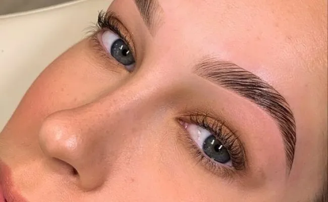 Épilation des sourcils au fil - Détail 2